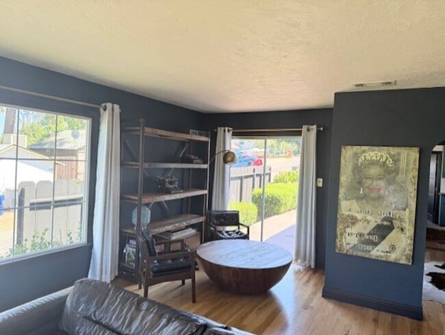 Building Photo - Furnished 3 Bedroom Downtown Home On Corne...