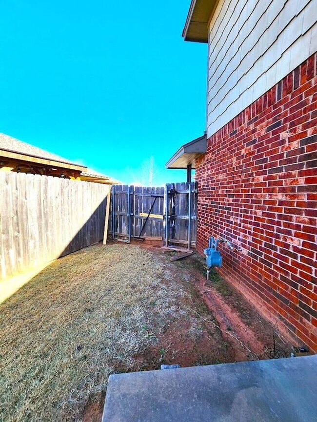 Building Photo - 4 Bed 2 Bath 2 Car Duplex in the Oxford Park Addition in Edmond
