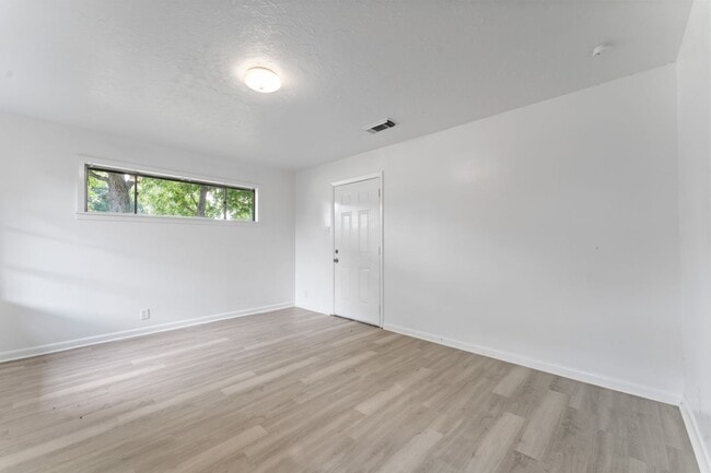 Building Photo - Welcome to a Home Full of Character and Comfort!