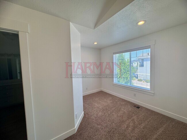 Building Photo - 1008 E 120 S