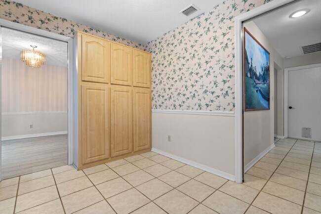 Building Photo - Charming 4-Bedroom Home with Pool on Large Lot in Longwood!