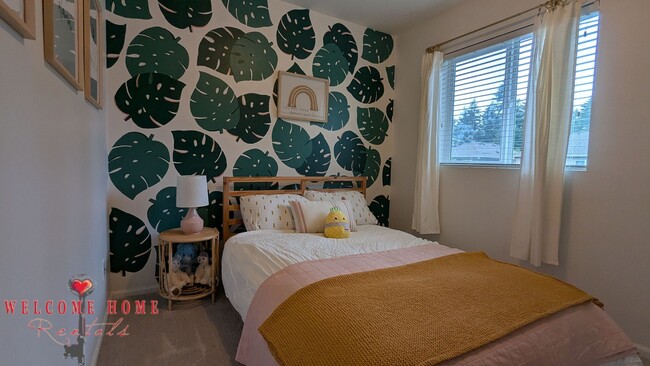 Building Photo - Flowing floorplan, minutes from I-5!!!