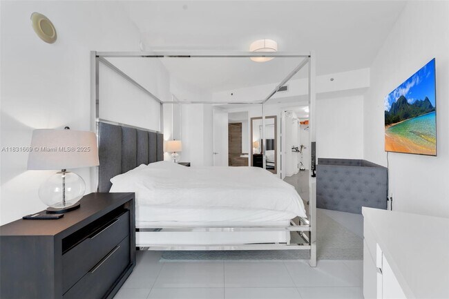 Building Photo - 15811 Collins Ave