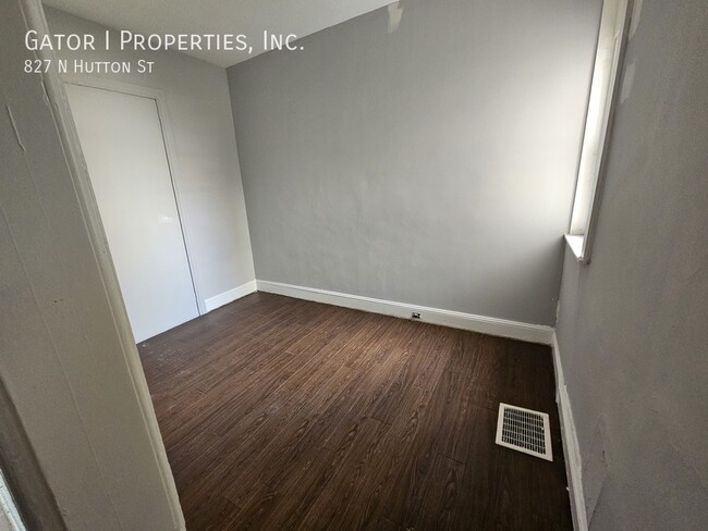 Building Photo - 827 Hutton St
