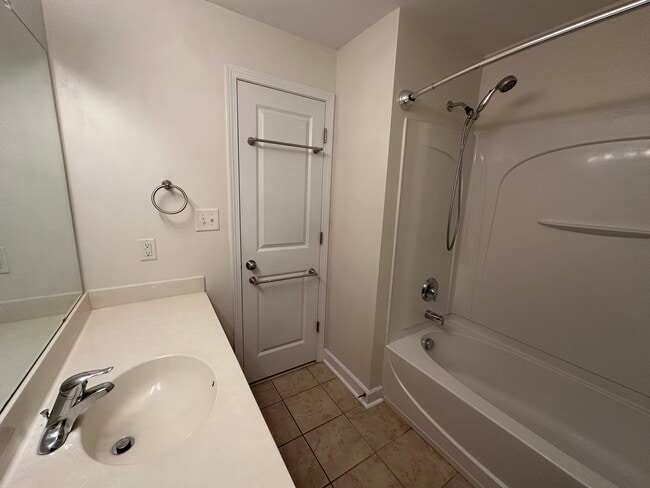 Full bath - 1215 Green Oaks Ln