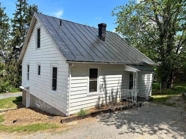 Building Photo - 210 Biltmore St