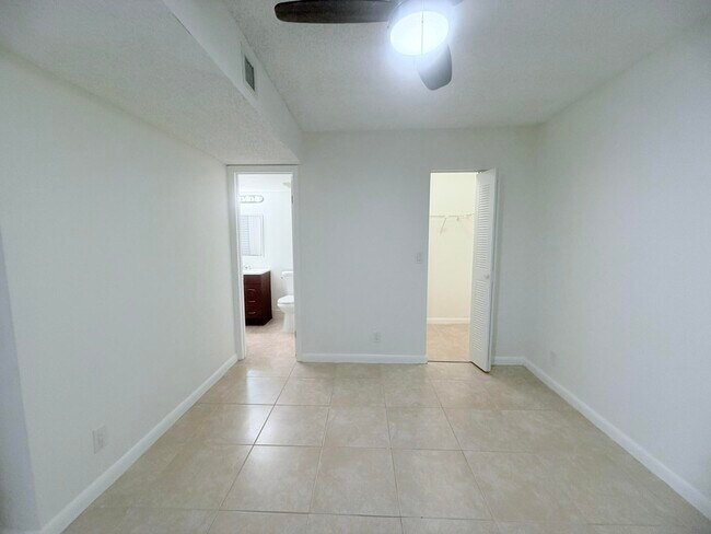 Building Photo - 9955 Westview Dr