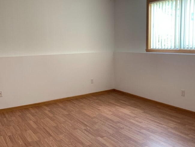 Building Photo - 3 Bedroom Twinhome