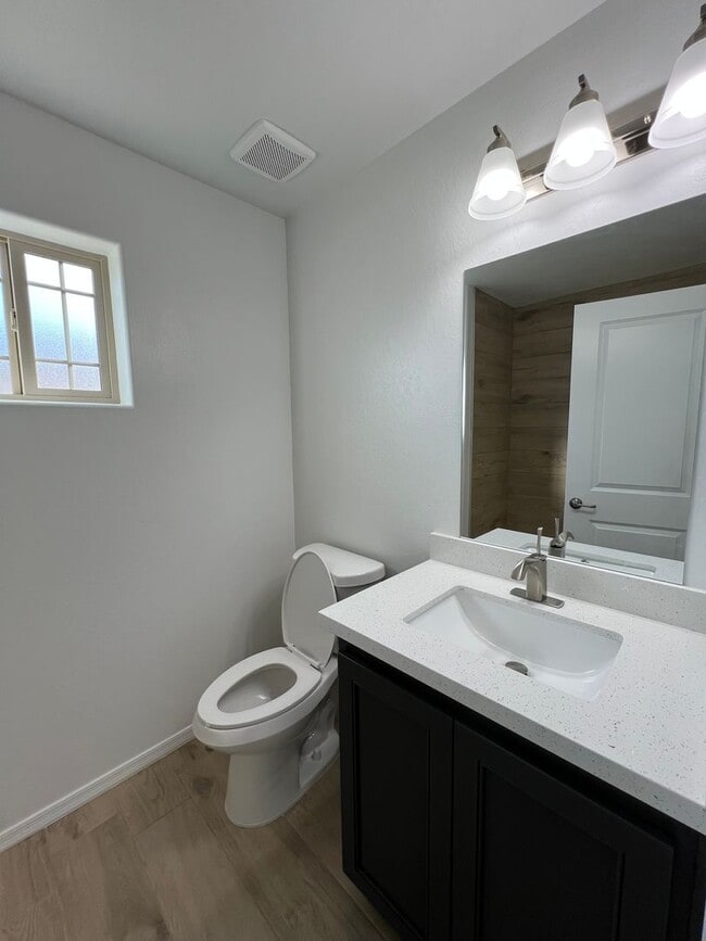 Building Photo - NEWER 3 BEDROOM HOME!