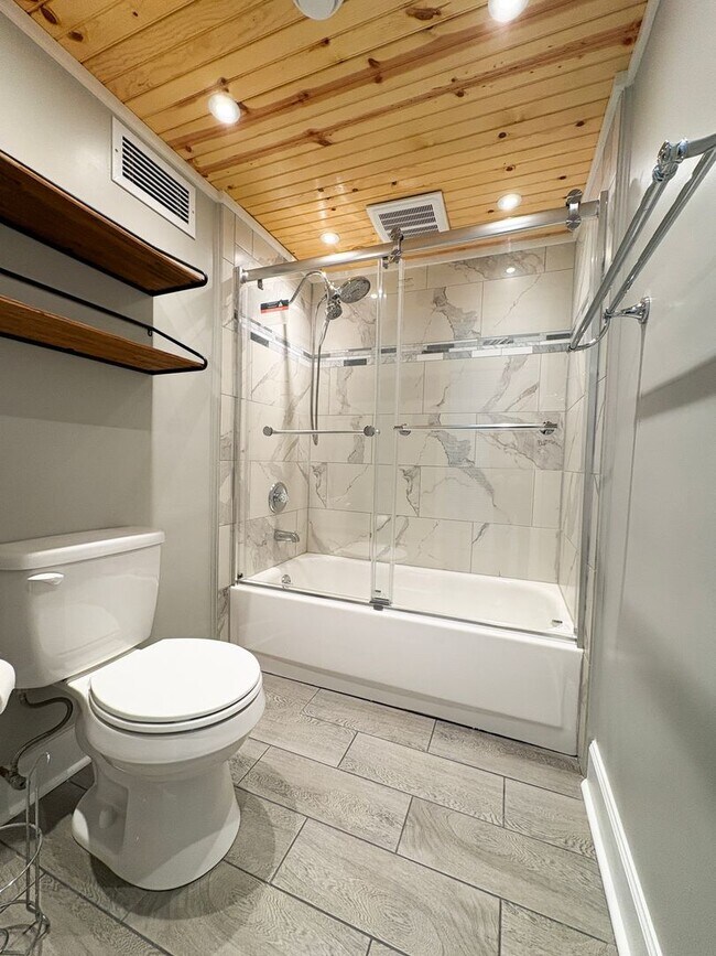 Building Photo - 2 Bedroom 2 Bathroom Condo with Pool