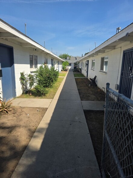 Building Photo - 927 S Thorne Ave