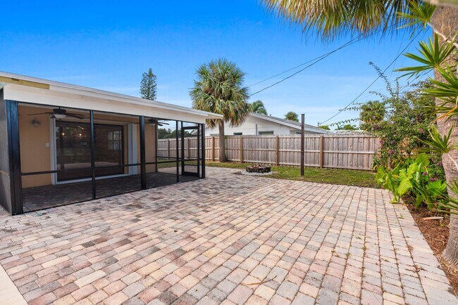 Building Photo - 3697 Holly Dr