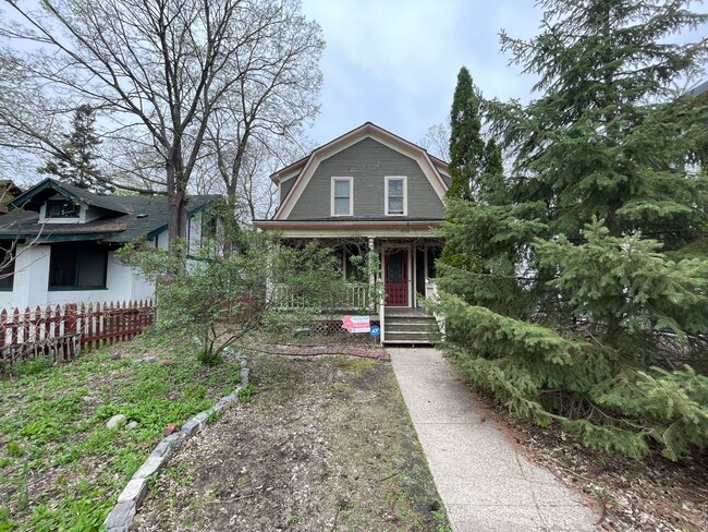 Primary Photo - 4 Bed Home in Hidden OASIS!