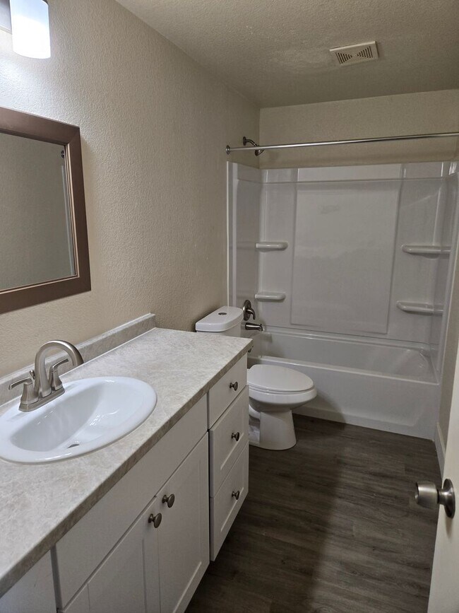 Building Photo - Newly remodeled 3 bedroom 2 bath