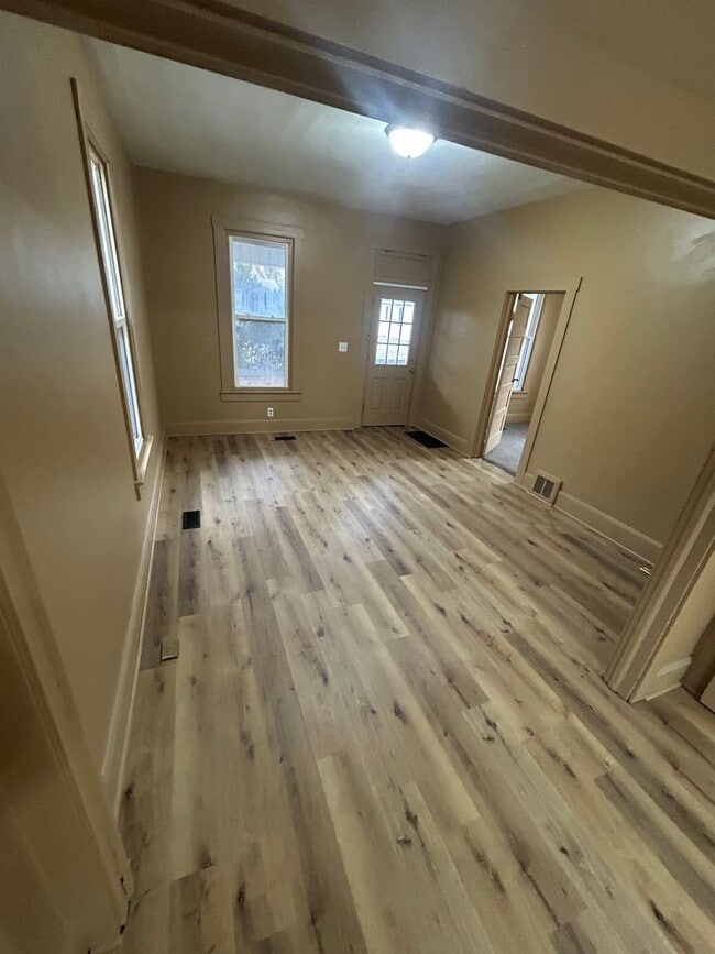 Building Photo - 606 E Riverside Dr