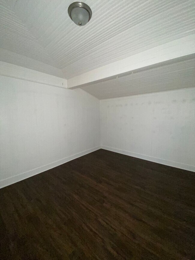 Building Photo - Historic Highland 2 Bedroom / 1.5 Bathroom Home