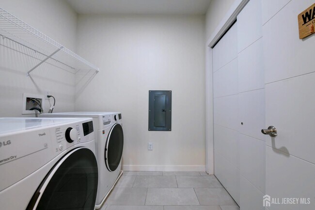 Building Photo - 722 Lorhan Dr