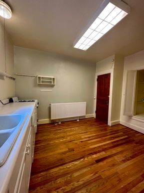 Building Photo - Charming 1-Bedroom Apartment in Desirable ...