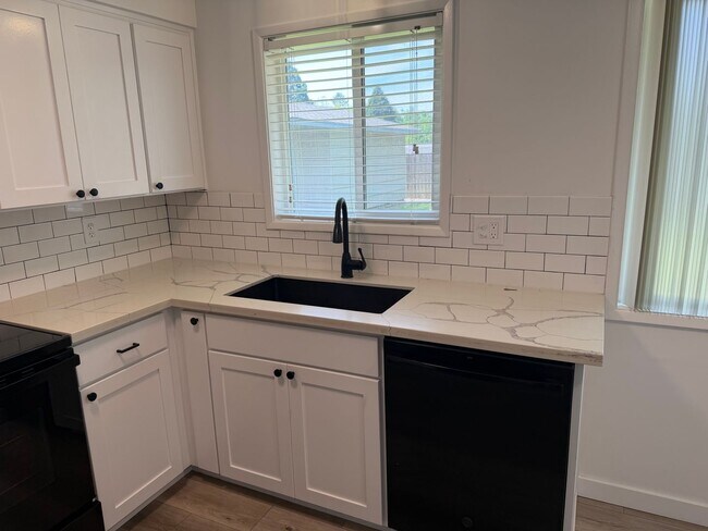 Building Photo - Updated 2 bedroom 1 bath duplex!
