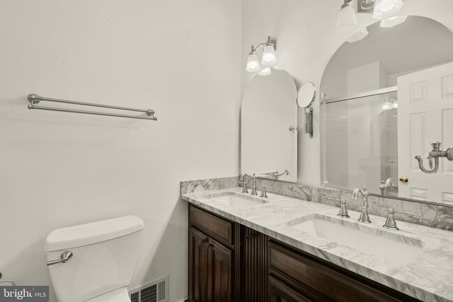 Building Photo - 1249 Quaker Hill Dr