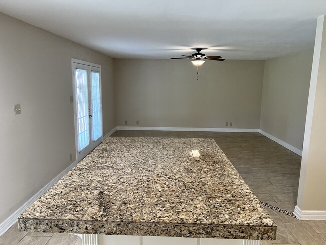 Building Photo - 9814 Kelton Dr