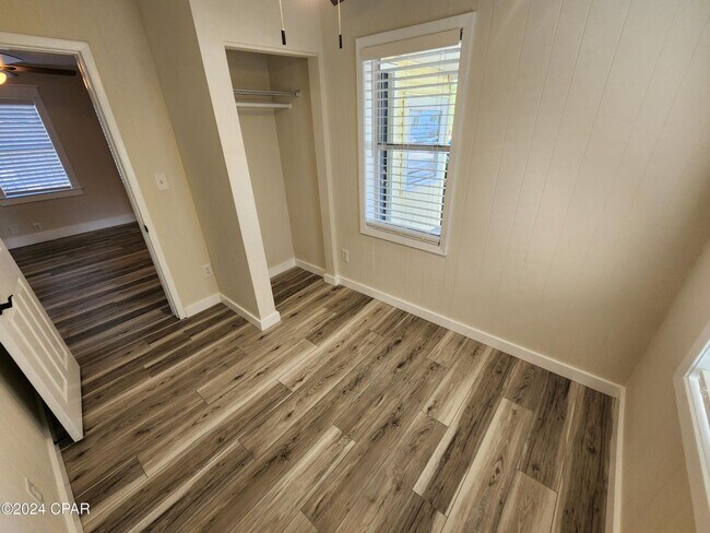 Building Photo - Tiny home vibe on a large private lot!!