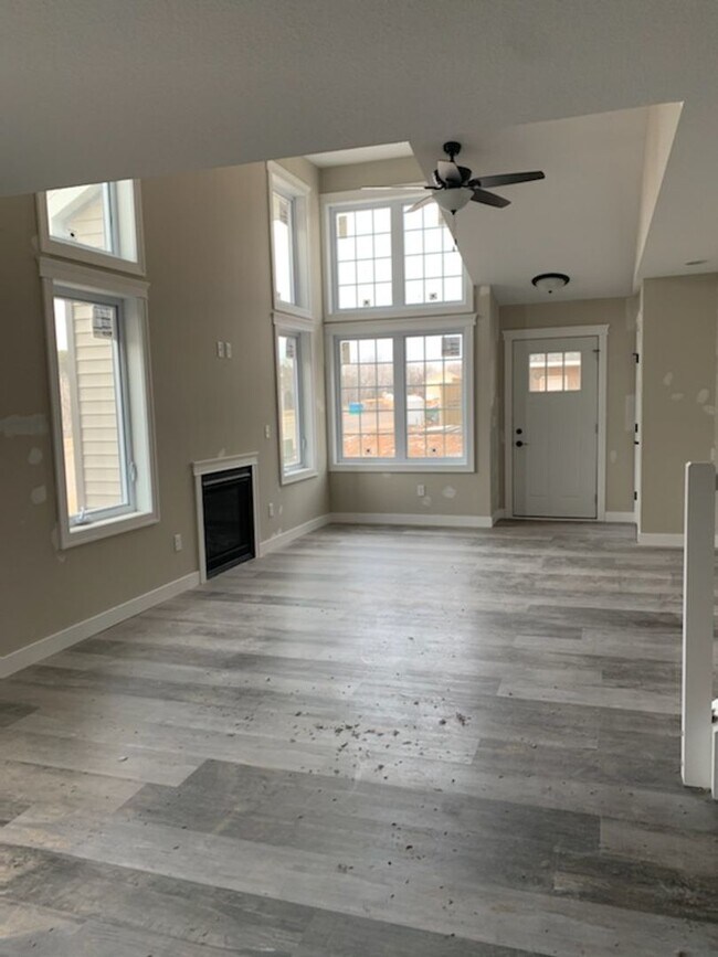 Building Photo - Beautiful 3 Bedroom Townhome