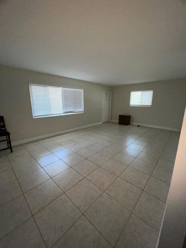 Building Photo - 801 Lighthouse Dr