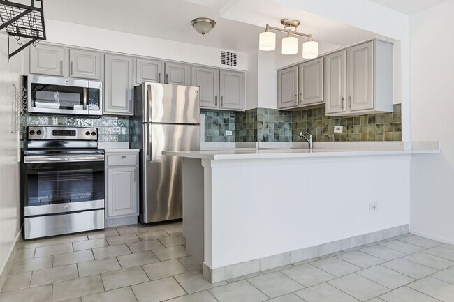 Building Photo - 6030 N Sheridan Rd