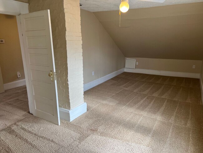 Building Photo - Downtown Statesville - 4 BR / 2 BA