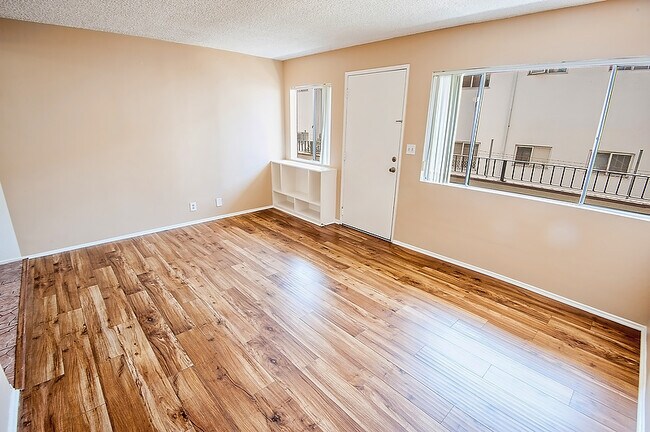 Building Photo - 1323 N Harvard Blvd