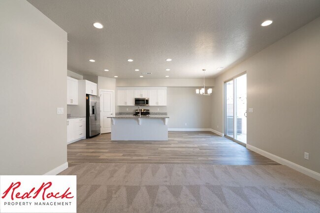 Building Photo - Stunning 4 Bedroom Townhome in Hurricane Heights