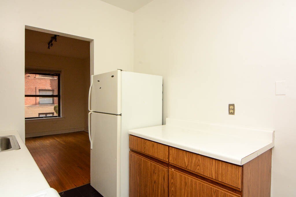 Building Photo - 834 W Waveland Ave