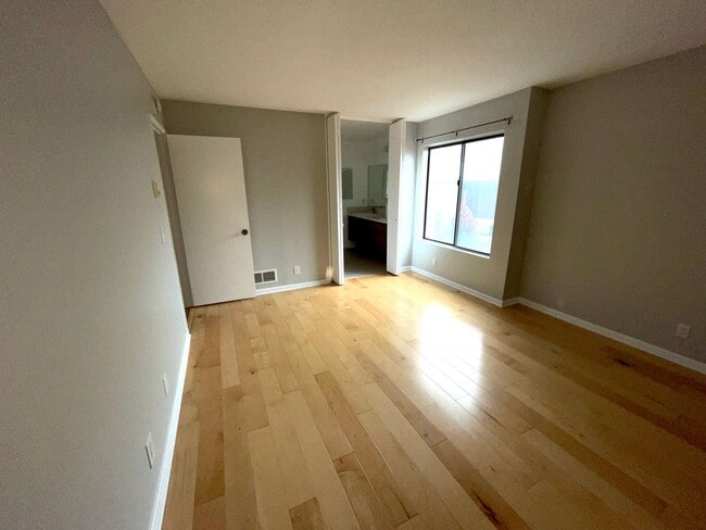 Building Photo - $2750 LARGE 2 BEDROOM CONDO NEAR 4TH ST. W/ PARKING