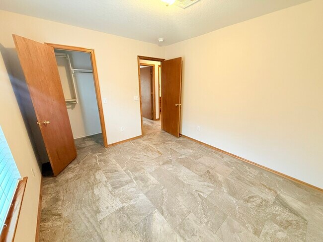 Building Photo - 700 Eastview Dr