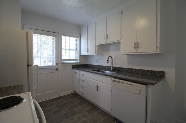 Building Photo - April FREE On This 2 Bedroom 1 Bath Duplex In The Waldo Area