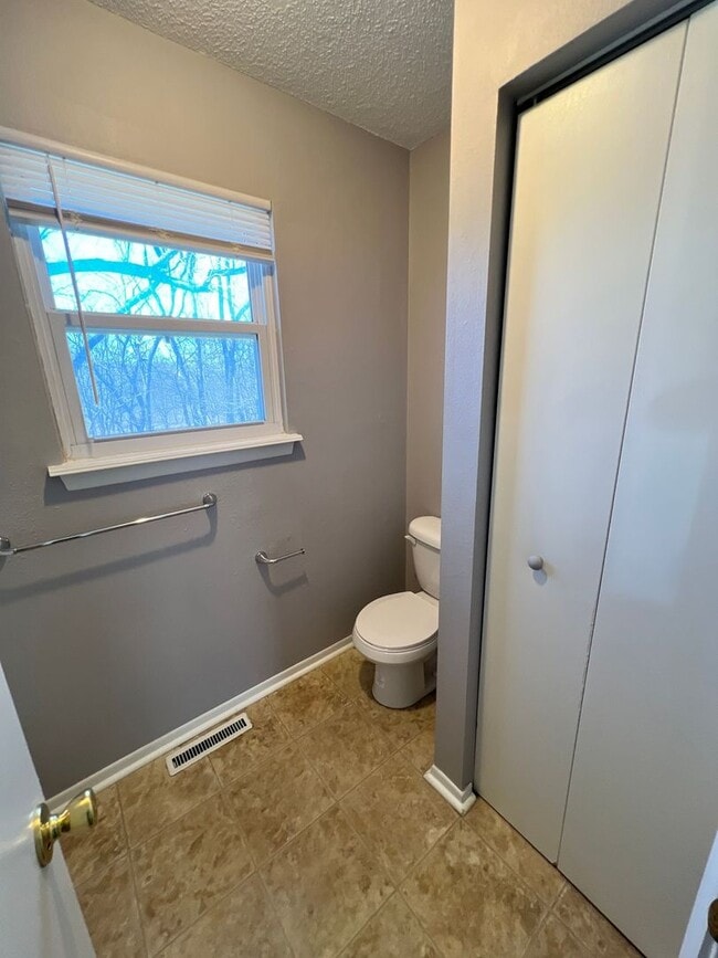 Building Photo - Spacious Split-Level Duplex in Lee’s Summit