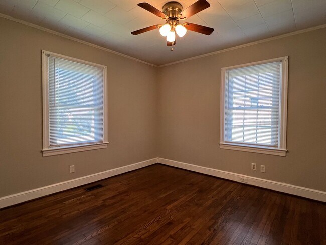 Building Photo - MOVE-IN READY!