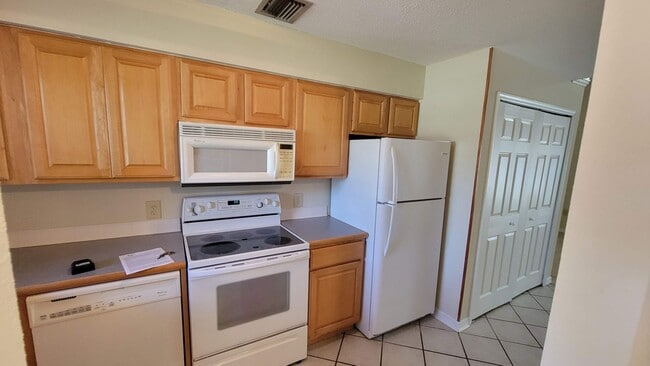 Building Photo - 611 W Oak Terrace Dr
