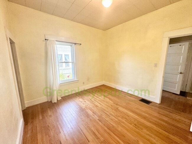 Building Photo - 3-Bedroom, 2-Bathroom House with Attached ...