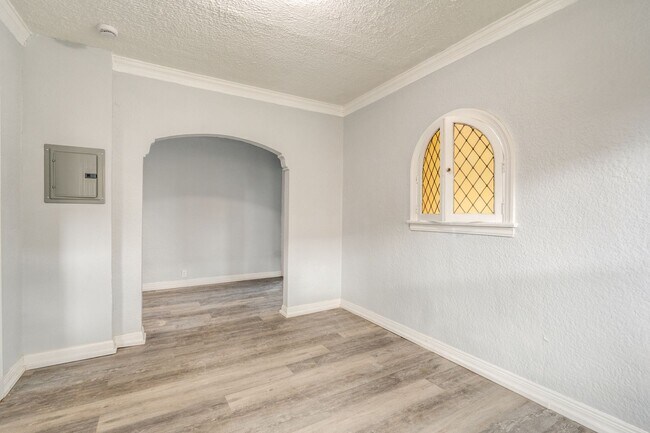 Building Photo - 2-Bedrooms