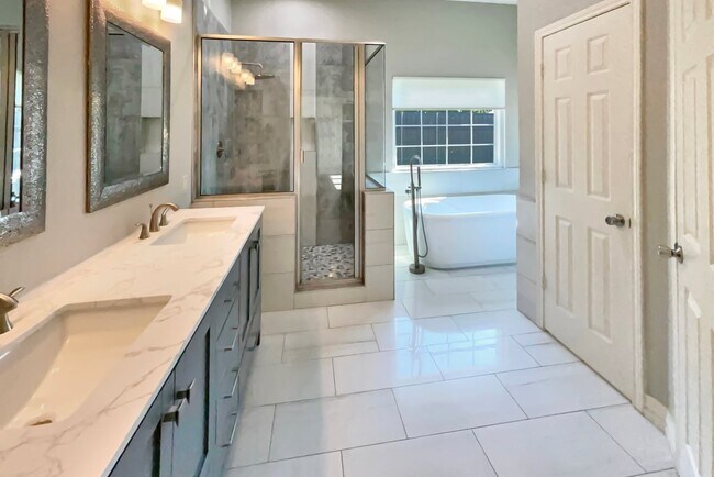 Building Photo - 8017 Spinnaker Cove