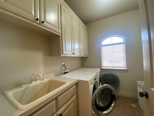 Building Photo - Broken Arrow Schools-Gated Community!