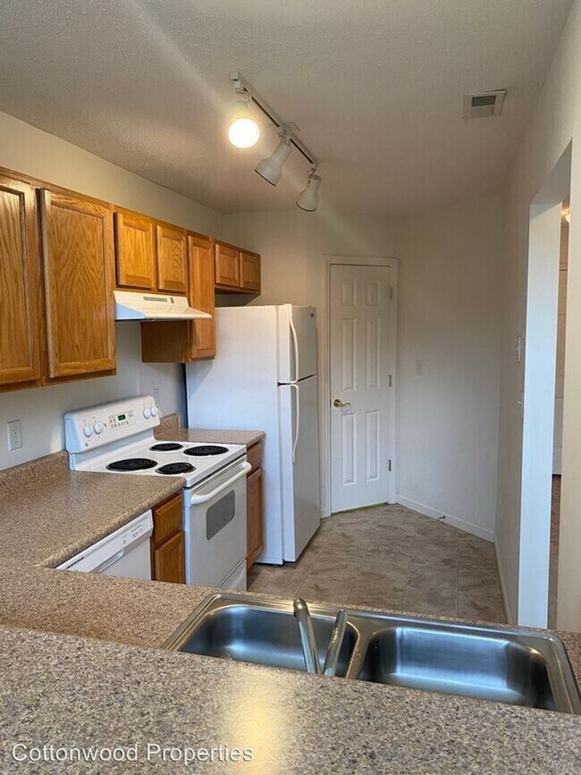 Building Photo - 165 Farm Ln
