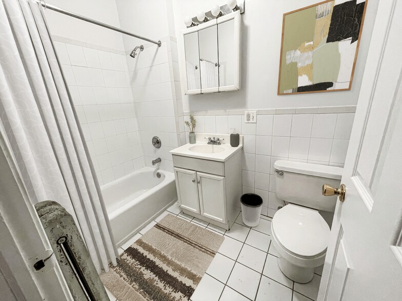 Building Photo - 722 W Barry Ave