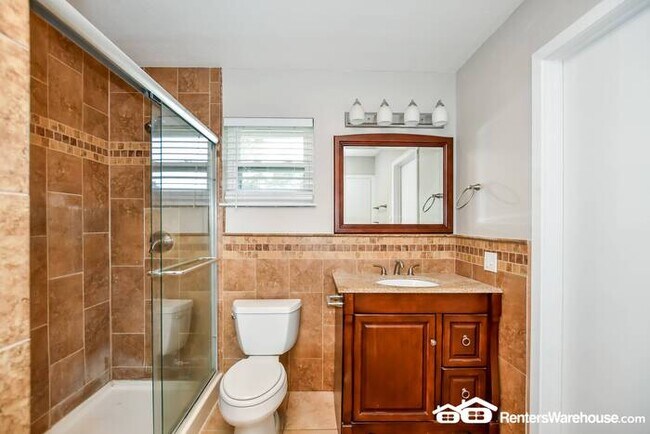 Building Photo - Newly renovated spacious 3 bed/2 bath with...