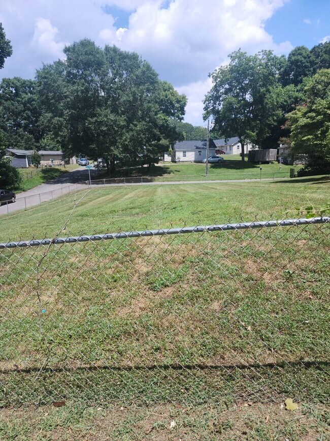 Building Photo - COMING SOON! SPACIOUS 2/1 HOUSE!