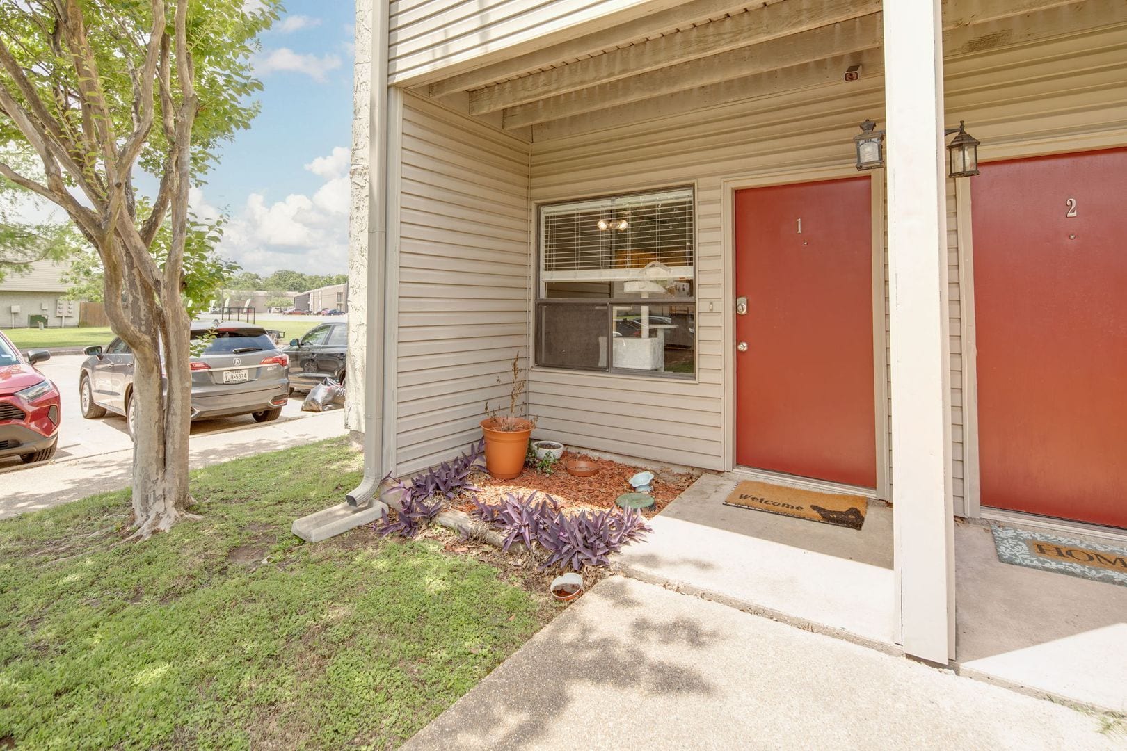Building Photo - JUNE MOVE IN!  2 Bedroom 1.5 Bathroom Townhome On Bus Route!