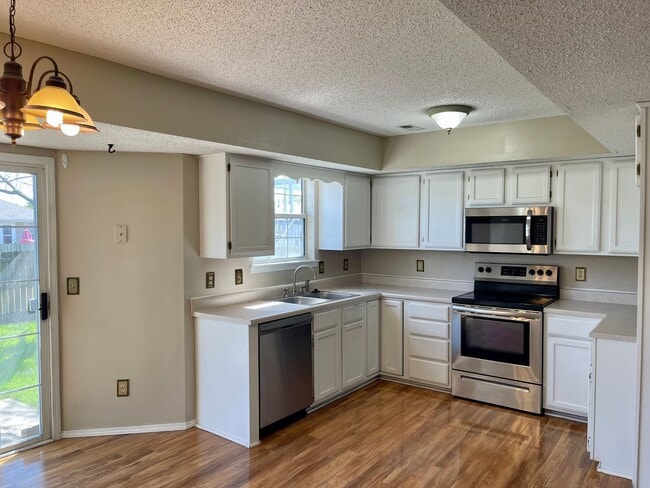 Building Photo - Beautiful 2 story, 5 bedroom, 3 bath home available NOW!