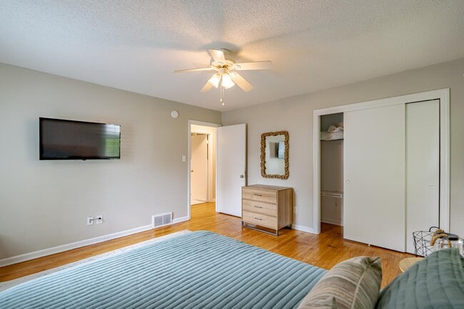 Building Photo - 305 Edgewood Ave